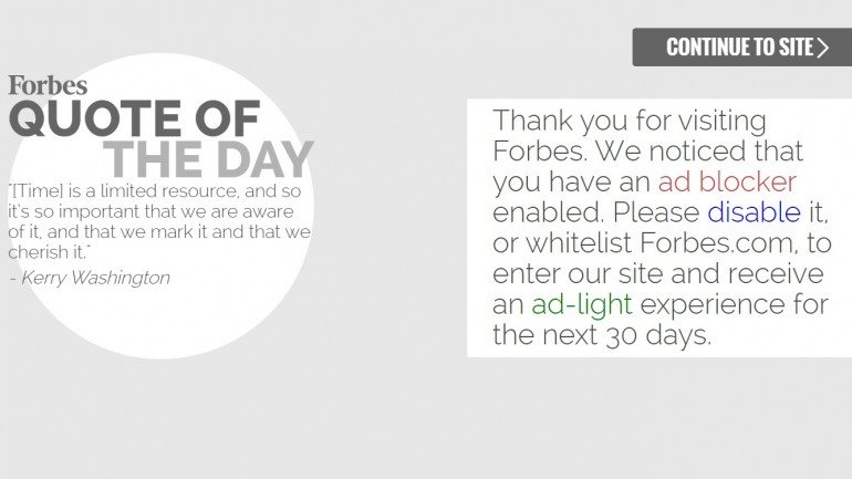 Mensagem no site da Forbes que informa que não se pode utilizar o site devido ao bloqueador de anúncios