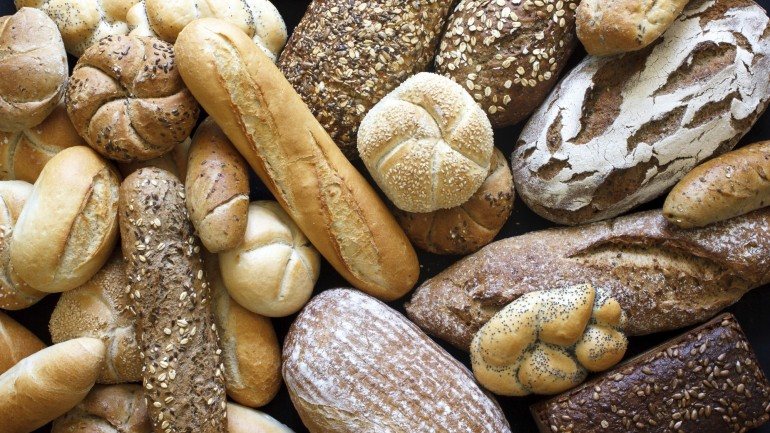 Opte por pães de farinhas alternativas como aveia, alfarroba, centeio, cevada e espelta para fugir às farinhas mais refinadas.