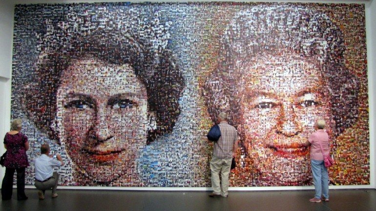 Isabel II reina há mais de 60 anos. Durante esse tempo assistiu à queda do muro de Berlim e à revolução do biquíni.