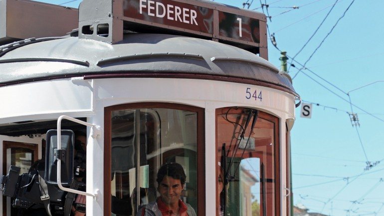 O senhor Roger a dirigir um elétrico por Lisboa, em maio de 2010