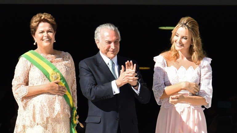 O artigo da revista Veja qualifica a vice-primeira-dama do Brasil (à direita) de &quot;bela, recatada e do lar&quot;