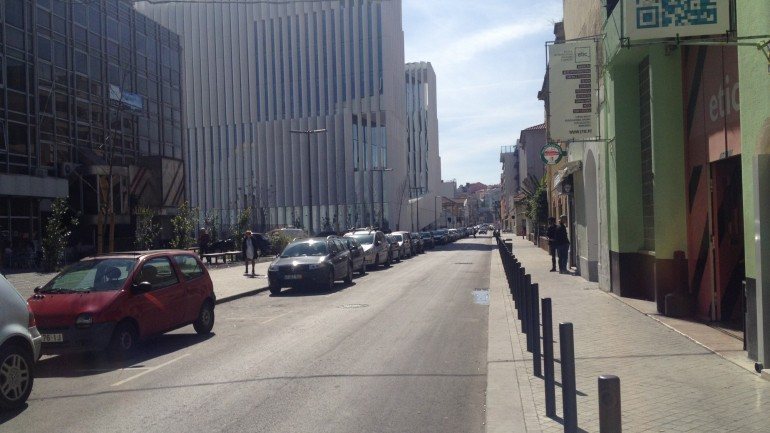 Rua Dom Luís I, onde está situado o Palácio do Kebab. Esta tarde a rua estava tranquila (HTS, D.R.)