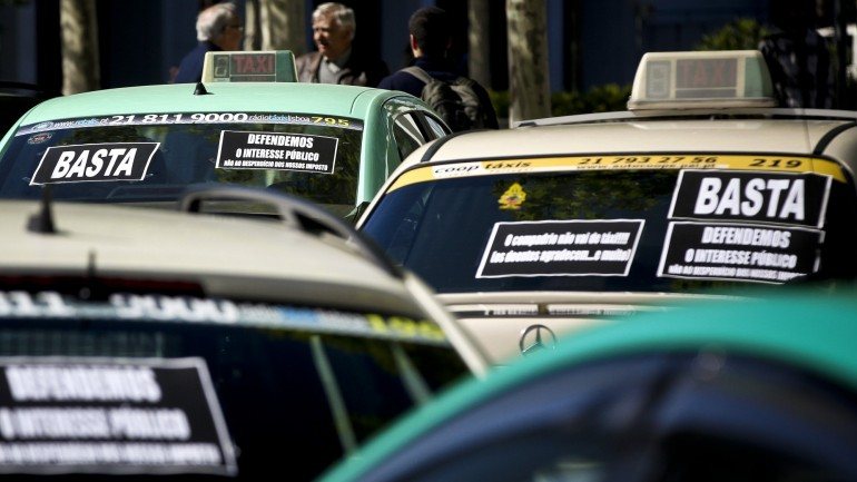 Ação de sensibilização dos taxistas arrancou com a distribuição de panfletos na sexta-feira