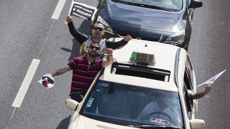 São esperados cerca de seis mil táxis na manifestação contra a UBER, segunda-feira em Lisboa