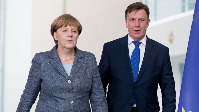 &quot;Estamos a analisar como podemos continuar o nosso compromisso e talvez até mesmo reforçá-lo&quot;, afirmou Merkel