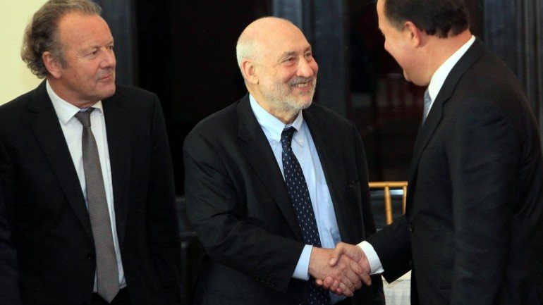 Joseph Stiglitz, Prémio Nobel da Economia (ao centro), apresentará o relatório até ao fim do ano
