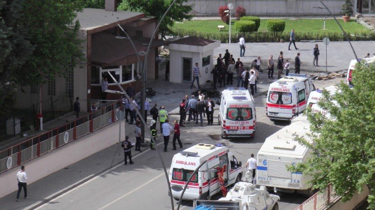 Imagens do ataque em Gaziantep, onde um polícia morreu e pelo menos 13 pessoas ficaram feridas