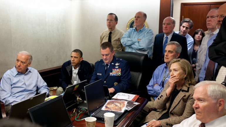 Barack Obama, Joe Biden, Hillary Clinton e o secretário de Estado da Defesa Robert Gates enquanto esperavam pela confirmação da morte de Bin Laden