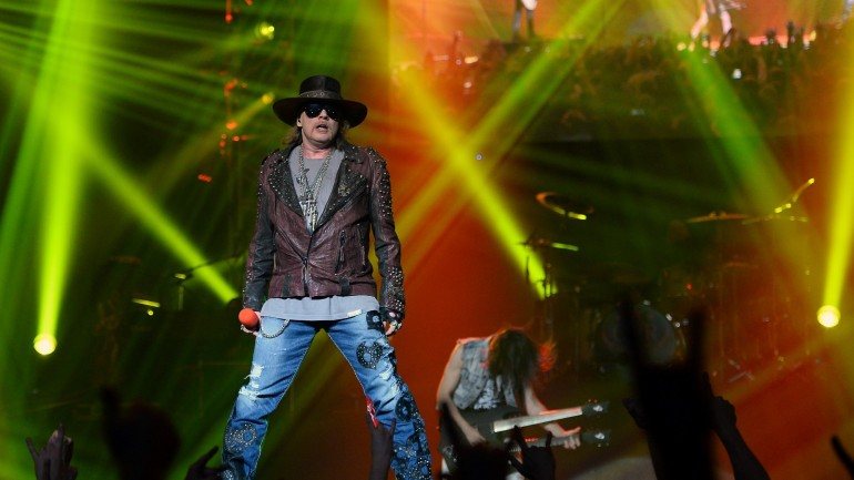 A 17 de abril ficou-se a saber que o vocalista dos Guns N' Roses ia passar a cantar também com os AC/DC
