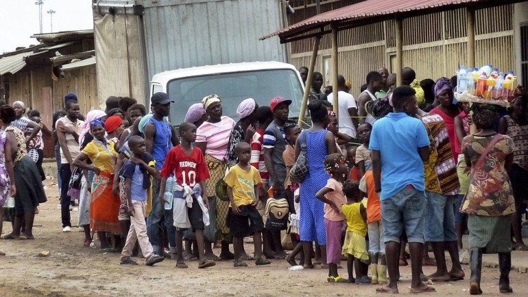 Locais aguardam a sua vez de receber a vacina da febre-amarela no mercado do Quilómetro 30, em Luanda