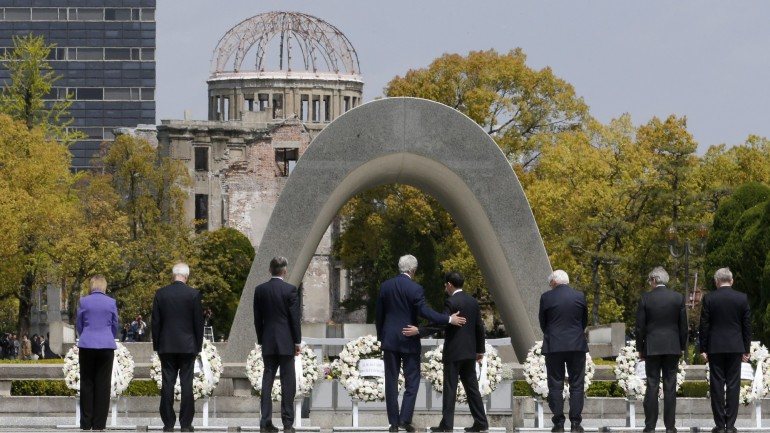 No mês passado o secrterário de Estado norte-americano John Kerry visitou o memorial às vítimas das bombas atómicas em Hiroshima