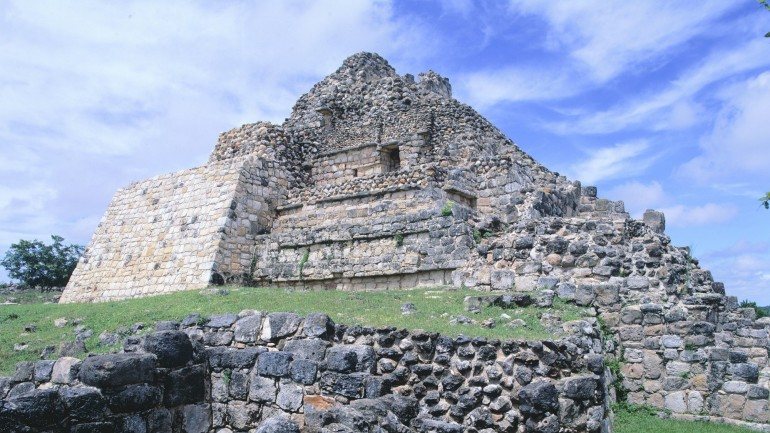 Pirâmide da cidade maia de Oxkintok (não relacionada com esta alegada descoberta)