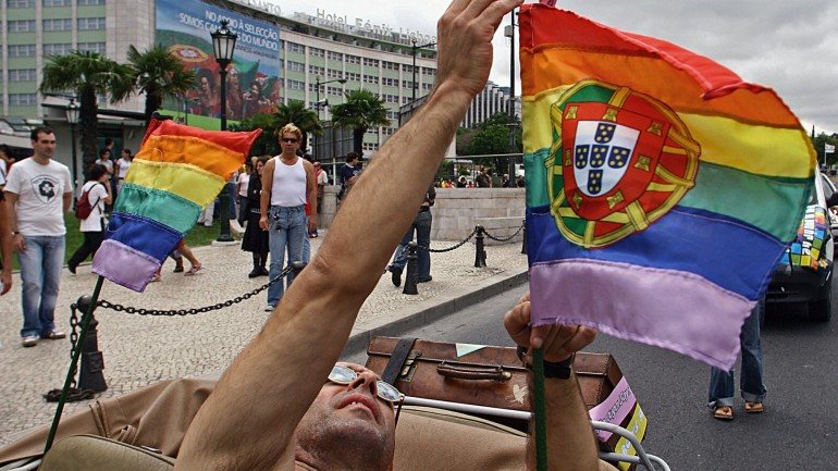 A bandeira de Portugal fundida com a bandeira LGBTI. Aqui, vários grupos preparavam-se para a Marcha Gay em Lisboa, em junho de 2006.