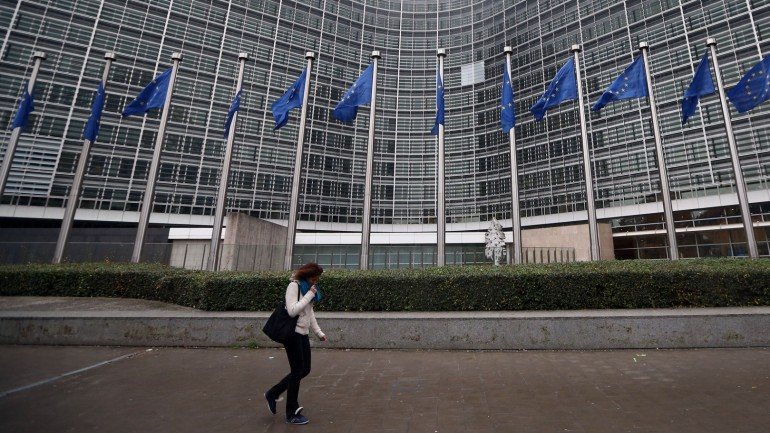 Bruxelas ameaça desencadear um procedimento por défice excessivo contra Portugal