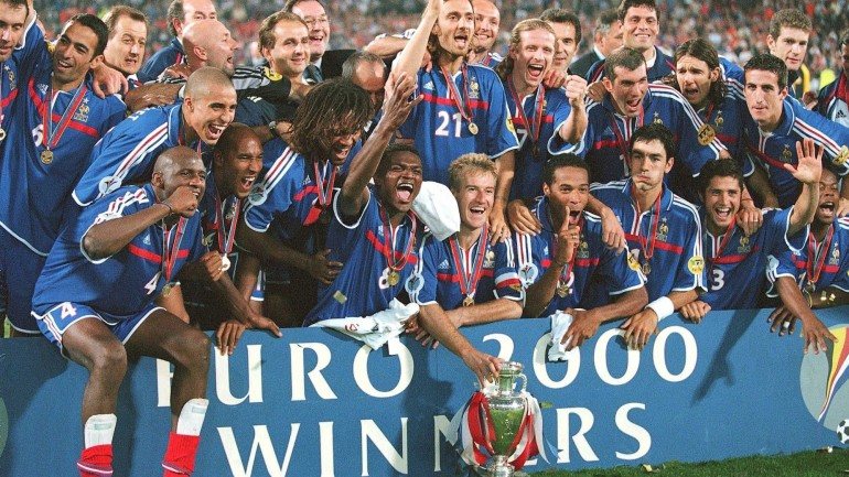 A seleção francesa venceu o Euro 2000 e Didier Deschamps, o atual selecionador, era o capitão de equipa.