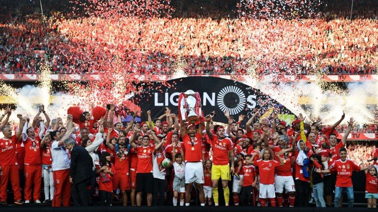 Trinta e nove anos depois, o Benfica é tricampeão nacional. É o 35.º titulo