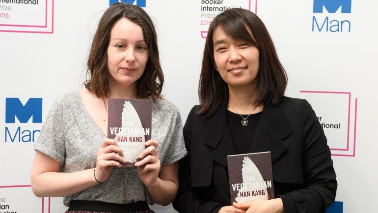 Deborah Smith, a tradutora da obra The Vegetarian, de Han Kang. As duas vencedoras do Man Booker International