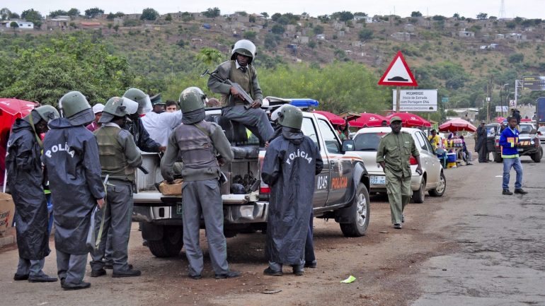 A polícia moçambicana atribuiu também à Renamo outro ataque em que morreu uma mulher quando viajava numa viatura na zona de Chinguno