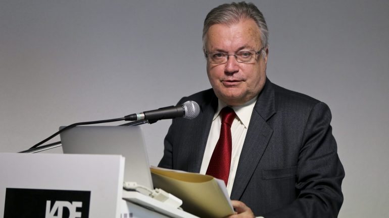 Luís Filipe Castro Mendes exonerou o anterior diretor-geral das Artes em Maio.