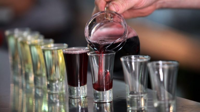 O relatório lembra dados de 2012 que mostram que 3,3 milhões de mortes em todo o mundo foram atribuíveis ao consumo de álcool