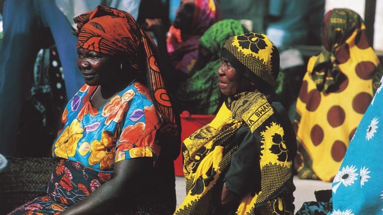 Duas mulheres com roupas tradicionais das tribos da Tanzânia