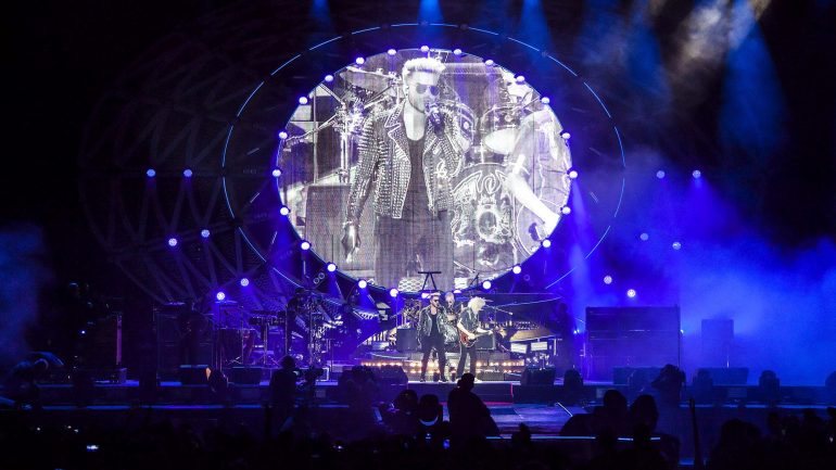 Os Queen revisitaram a carreira com a voz de Adam Lambert