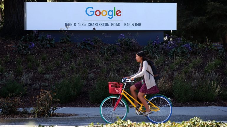 A região de Silicon Valley, situada no estado da Califórnia, é considerada por muitos como o epicentro do empreendedorismo tecnológico e alberga a sede de empresas como a Google, o Facebook e a Apple, por exemplo