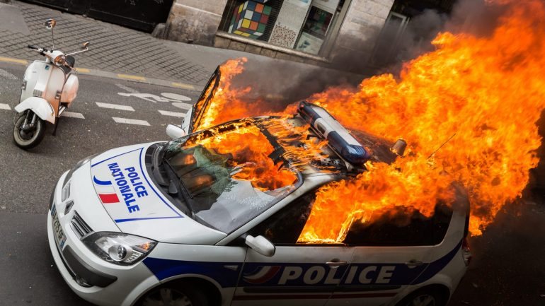 Na última quinta-feira foi incendiado um carro da polícia no centro de Paris, durante uma manifestação.