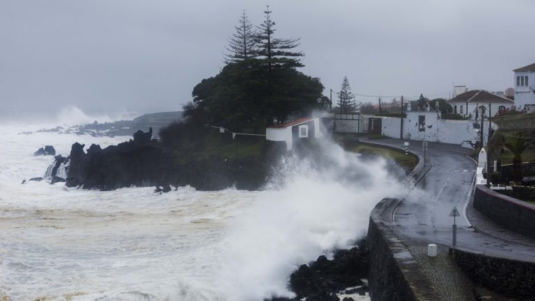 Em Ponta Delgada e na Horta as temperaturas vão oscilar entre os 16 e os 20 graus Celsius e em Santa Cruz das Flores entre 15 e 19