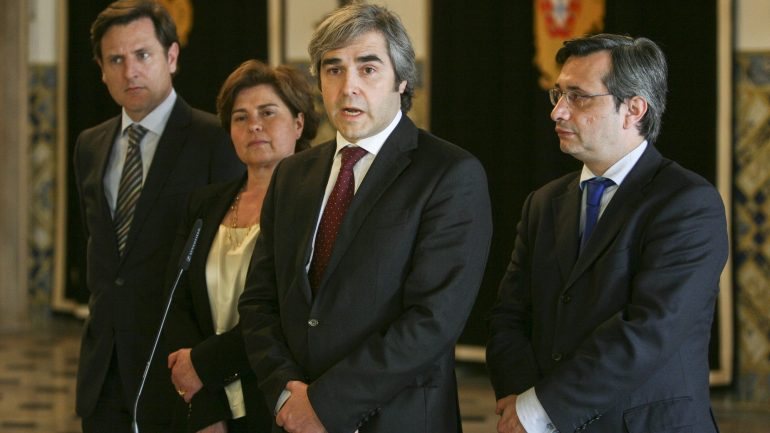 A ex-diretora do ISS, Ana Clara Birrento, à esquerda, entre Carlos Monteiro e Nuno Melo, do CDS-PP