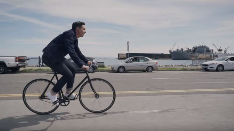 No vídeo promocional vê-se um ciclista rejeitar uma chamada do chefe enquanto pedala.