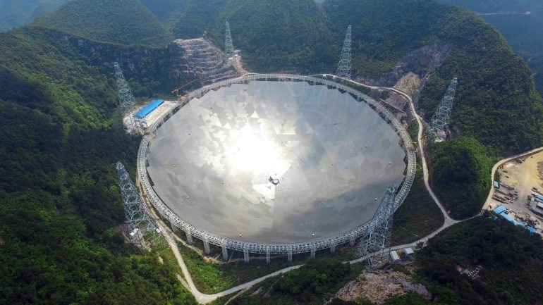 Imagem aérea do Aperture Spherical Telescope (FAST), o maior radiotelescópio do mundo que está a ser construído na China