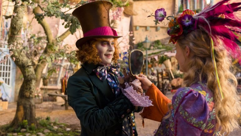 Johnny Depp e Mia Wasikowska numa cena de &quot;Alice do Outro Lado do Espelho&quot;