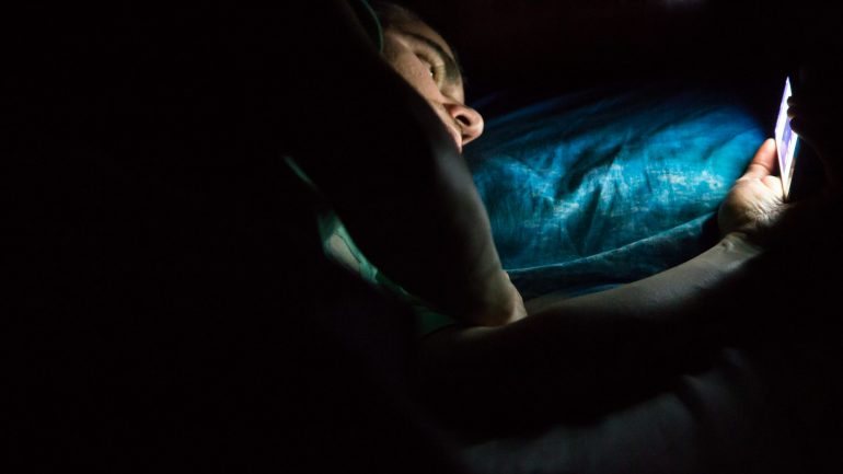 O estudo revela que, em média, as mulheres são mais propensas a dormir períodos mais longos e os seus hábitos de sono têm menos tendência a alterar-se com a idade
