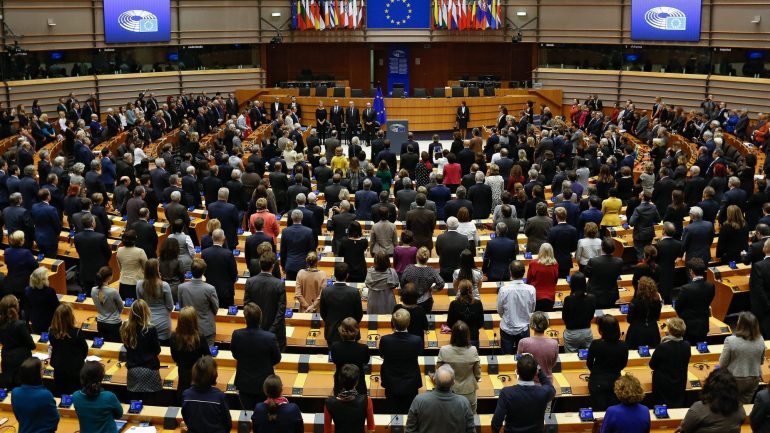 A Comissão que coordene os esforços dos Estados-Membros na &quot;busca de soluções legislativas a curto ou longo prazo&quot;, defendem os eurodeputados