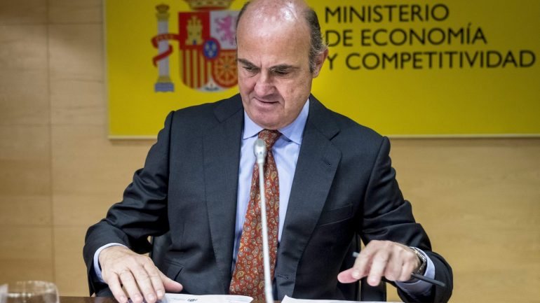 &quot;Estou convencido de que não haverá qualquer penalidade contra Espanha&quot;, diz o ministro da economia espanhol