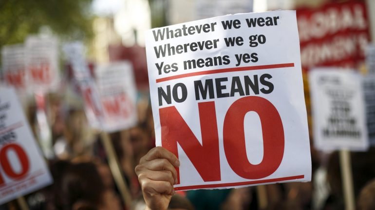 &quot;Independentemente da nossa roupa, do sítio onde estamos; sim é sim e Não é Não&quot;, lê-se num cartaz empunhado num protesto em setembro de 2012 no Reino Unido, pela proteção das vítimas de violação. 