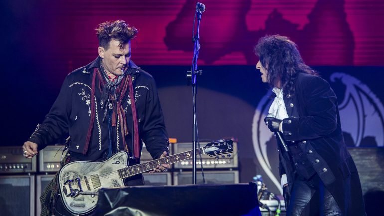 Johnny Depp e Alice Cooper em palco com os Hollywood Vampires