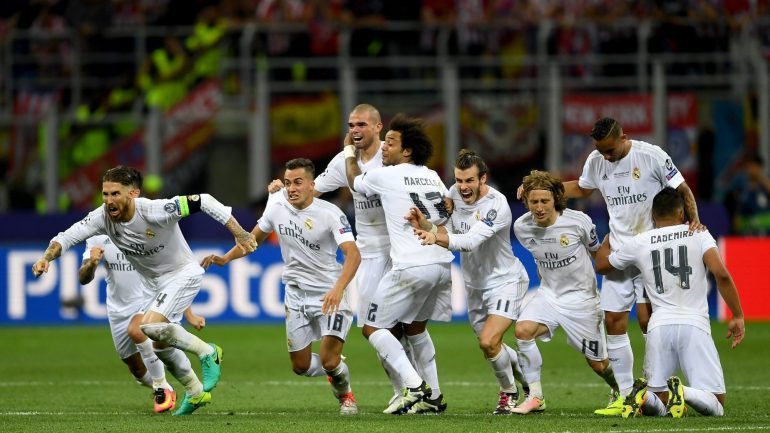 Os jogadores do Real Madrid correram ao encontro de Cristiano Ronaldo, quando o português marcou o quinto e decisivo penálti, que deu o caneco aos merengues