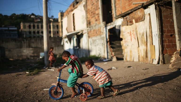 As crianças nas favela correm maior risco