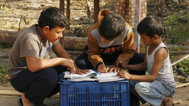Crianças sírias a estudar num campo de refugiados no Líbano