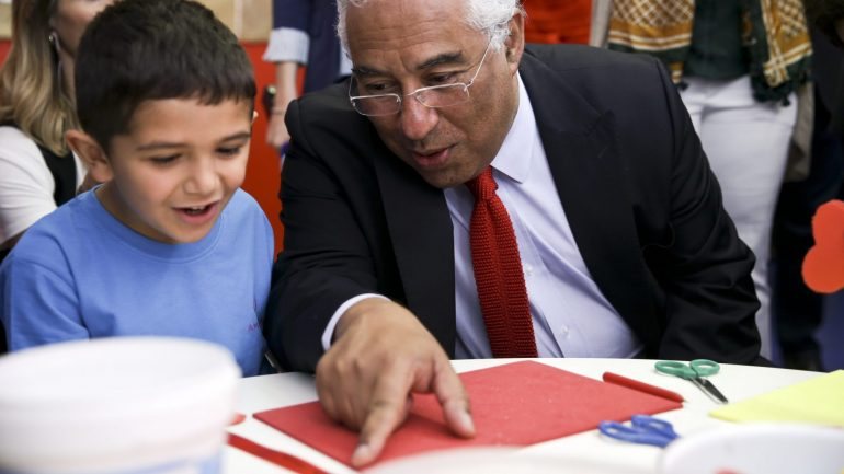 Costa esteve no agrupamento de escolas Cardoso Lopes, na Amadora, para assinalar o Dia Mundial da Criança, juntamente com o ministro da Educação