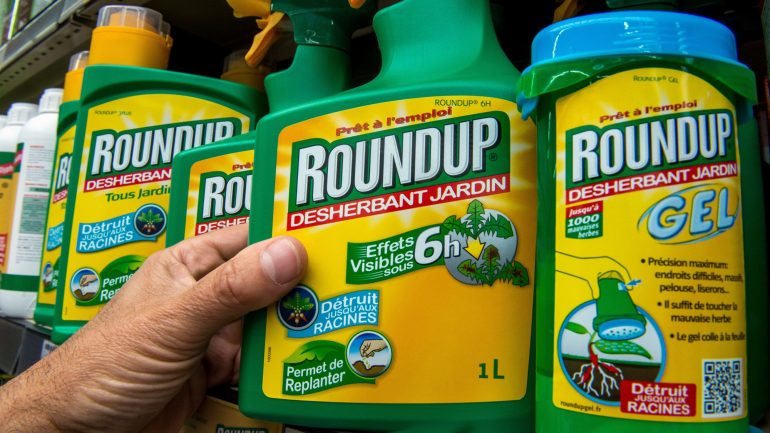 O herbicida glifosato é vendido sob a marca Roundup da Monsanto
