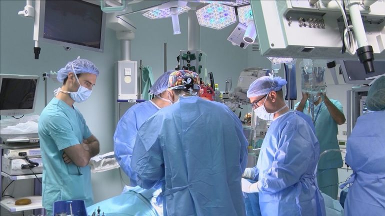 Parte da equipa do Hospital da Luz que realizou a primeira cirurgia com robô ao pulmão em Portugal