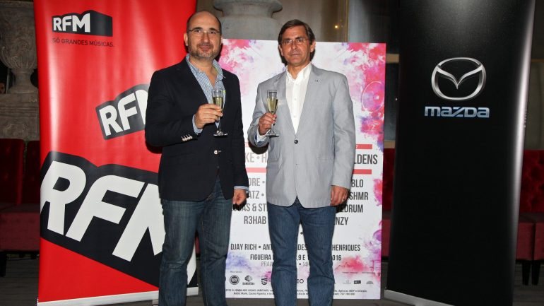 O director de programas da RFM, António Mendes, com o director-geral da Mazda Motor de Portugal, Luís Morais