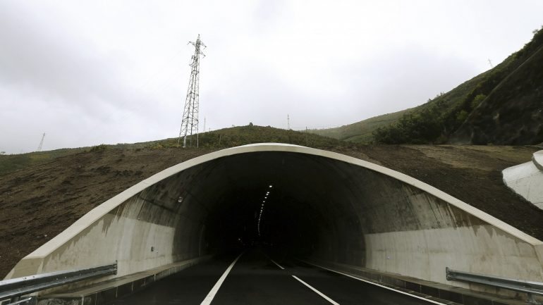 Segundo a infraestruturas de Portugal, em média, passam 11.090 veículos por dia no Túnel do Marão