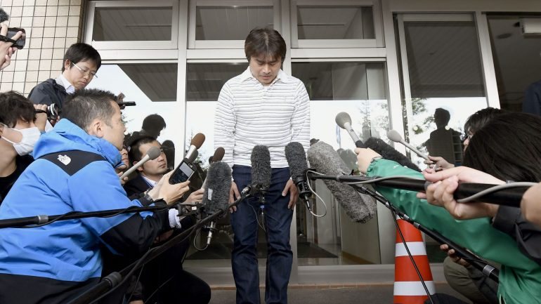 Takayuki Tanooka, pai da criança, a falar com jornalistas no dia em que o menino foi encontrado