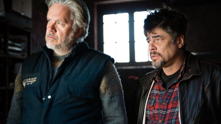 Tim Robbins e Benicio Del Toro em 'Um Dia Perfeito': uma boa surpresa vinda de Espanha, que manobra entre comédia negra e tragédia