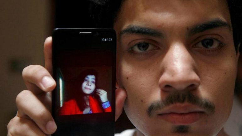 O namorado de Zeenat a mostrar uma fotografia da rapariga de 16 anos no seu telemóvel