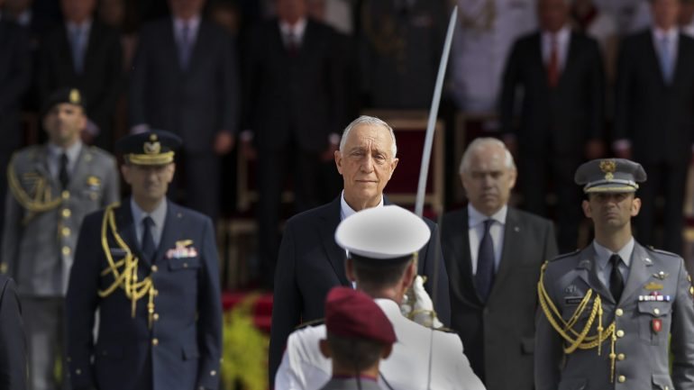 O Presidente da República esteve esta manhã na cerimónia militar do Dia de Portugal e segue agora para Paris, para a cerimónia oficial junto da comunidade portuguesa.